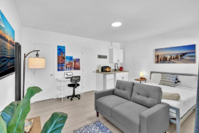Young Circle & Hollywood Blvd Posh Studio Suite